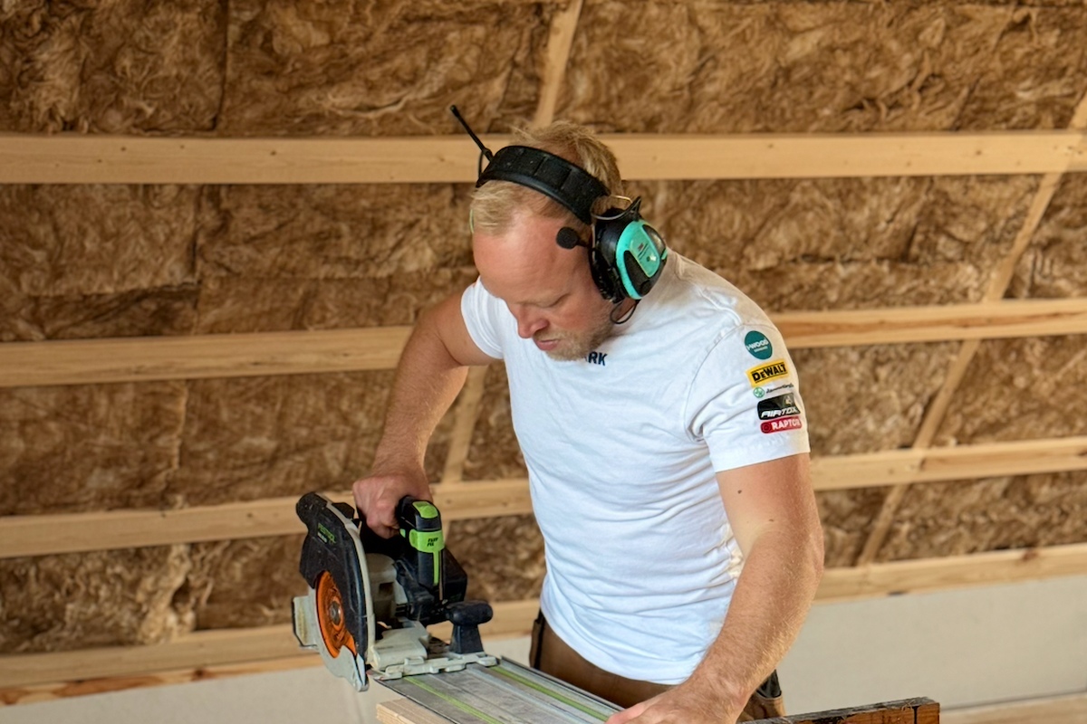 Benjamin fra Bents Byg arbejder med sav
